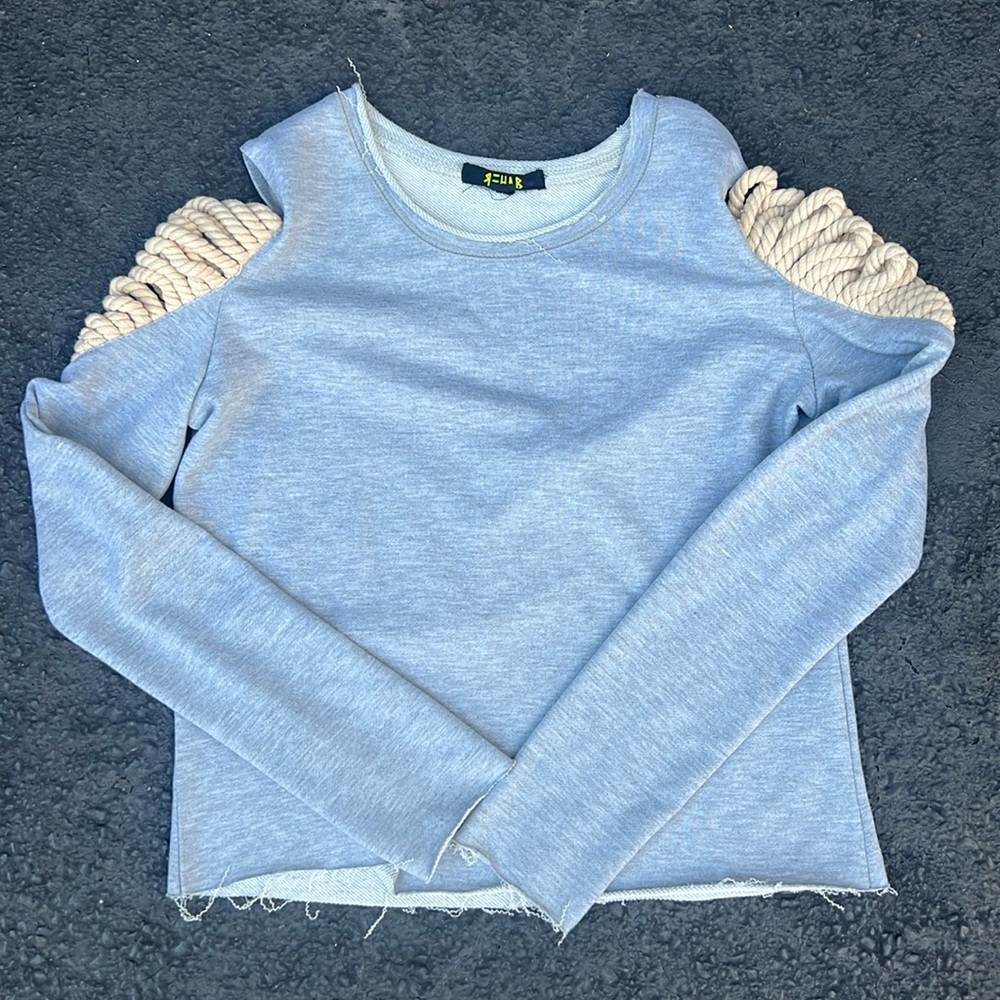 Distressed crop sweater ropped shoulders